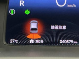 パーキングセンサーシステムは走行中に障害物が迫ると音と表示でお知らせ、低速走行時時の安心感を高めます