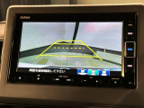 リバースギアに入れるだけで後方の表示へ切り替わります。夜間や雨の日の駐車も楽になりますよ。