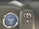 【スマートキー】カバンやポケットに入れたままでもドアの施錠・解錠が可能なスマートキーを装備。エンジンのオン・オフ時もカギを取り出す必要が無いからとっても便利です♪