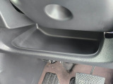 運転席周辺の収納も充実したドライバーズロアポケット。細かな使い勝手にも配慮されています。