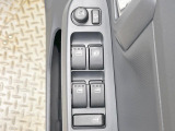 【電動格納ミラー】サイドミラーは電動格納式となっており、狭い駐車場でもキズがつくリスクを抑えられます。