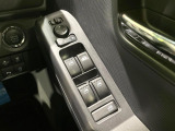 【電動格納ミラー】サイドミラーは電動格納式となっており、狭い駐車場でもキズがつくリスクを抑えられます。