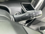 操作しやすい位置に配置されたウインカーレバー。スムーズな操作で、安全な車線変更をサポートします。直感的に使える設計です。