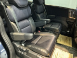 広い足元にフィット感のあるシートにはひじ掛けも装備。快適にサポートしてくれます。