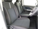 しっかりとした造りで、ホールド性のあるシート。快適な運転をお楽しみください☆
