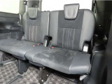 便利な5:5分割可倒式シートです。収納と乗車人数のバランスに優れています♪荷物の大きさに応じたラゲージスペースをフレキシブルに作り出せるので、シーンに応じた使い方ができます♪