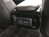 センターコンソールボックス後部には、アクセサリーコンセント(AC100V・1500W)と充電用USB端子2個が設置されています。スマートフォンやタブレット端末の充電はもちろん、電気製品の利用も可能です