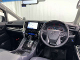運転席まわりです。 各操作スイッチは使いやすい位置に配置されてます。