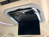【フリップダウンモニター】大画面モニターで後席でもエンタメをお楽しみいただけます。小さなお子様にも大人気の装備です♪