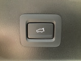 パワーリフトゲートは運転席とリフトゲート側、さらにアドバンストキーでも開閉が可能!開度は無段階にメモリー設定もできます。ゲート内側にタッチセンサーを配置し、手などを挟み込む危険を低減します。