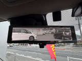 スマート・ルームミラー:車両後方のカメラ映像をミラー面に映し出すので、車内の状況や、天候などに影響されずいつでもクリアな後方視界が得られます。