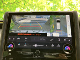後方確認をサポートするモニターは、安全な運転に貢献。狭い道や駐車時にも、安心して操作できます。運転支援機能として重宝します。