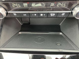 車内で使用するモバイル機器も、Qi規格のワイヤレス充電器を備えていますので、使い勝手も良好。