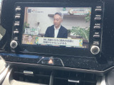 停車中に楽しめるTV機能。移動の合間に、ニュースや番組をチェックできます。リラックスした時間を過ごせます。(※運転中の視聴は法律で禁止されています)。