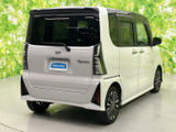 スタイリッシュなリアデザインが特徴的。シンプルながらも洗練された印象で、後続車への配慮も行き届いています。安全な運転をサポート。