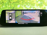 後方確認をサポートするモニターで、駐車や狭い道でも安心。安全運転をサポートする機能が充実しています。