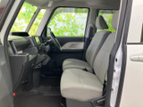 シンプルで機能的な運転席周り。操作しやすい位置に配置されたスイッチ類で、快適なドライブをサポートします。