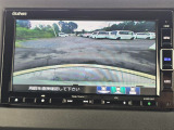 駐車時の安全確認をサポートするバックカメラも使用できます。インターナビで様々な情報を得ることもできます。
