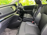 運転席からの眺めは良好です。操作系も使いやすく、スムーズなドライビングをサポート。快適な時間を過ごせる空間です。