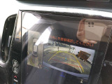 センターに搭載された縦型の大型ナビモニターに地図を表示した状態のカットです。ディスプレイの映り具合や周囲のインパネ樹脂パネルのコンディションをご確認ください。