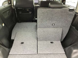 リヤシートを倒すと大きな荷物も搭載可能です。