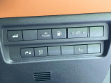 【ハンズフリーパワーバックドア】リアバンパー下部に足先を出し入れするだけでバックドアが自動で開閉♪両手が荷物でふさがっている時でもラクラク開閉操作が行えます!
