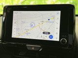 鮮明な地図表示で、目的地までスムーズに案内。渋滞情報もリアルタイムで確認でき、最適なルートを選択できます。長距離移動も安心です。