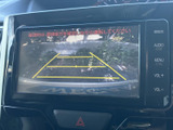狭い道や駐車場でも安心。バックモニターが後方の状況をしっかり映し出し、安全な運転をサポートします。駐車時の安全性を高める頼もしい機能です。