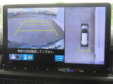 【マルチビューカメラシステム】フロントビューだけでなく、グラウンドビューも表示!自車を上空から見下ろしたような映像が表示されるので、駐車時などにドライバーの死角を減らすことができます。