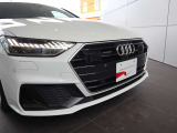 ●Audiが最初に採用したLEDポジショニングランプ。シャープなラインで昼間でも点けていたいと思うほど上品でオシャレです。夜間走行時はさらに目立ちます!