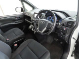 シンプルで使いやすいデザインの運転席です。