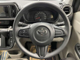 快適な操作性の運転席、ハンドルも綺麗に清掃済みです!もちろん安全を守るエアバッグも装備しているので安心してお乗りいただけます(^^)