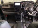 車内は光触媒抗菌消臭施工済です。インパネ周りはスタイリッシュなデザインで機能や装備も充実しています。グローブボックスやカップホルダーのほかにトレーなどたくさんの収納スペースが付いています。