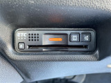 【ETC】有料道路を利用する際に料金所で停止することなく通過できる、ETC車載器(ノンストップ自動料金収受システム機器)が装備されています。セットアップを行うことで利用可能になります。