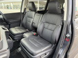 運転席からの眺めは良好で、安全運転をサポートします。操作性にも優れており、運転しやすい空間です。快適なドライビングを体験できます。
