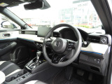★運転席周辺★大きなフロントガラスで見晴らしよく運転しやすい設計と、広くてゆとりのある運転席。乗り込んだ時に感じる質感の高さと心地よさ、そして広々とした空間が乗る人の気分を高めてくれます!
