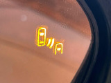 【ブラインドスポットモニター】走行中、ドアミラーの死角になりやすい箇所に後続車が接近するとサイドミラーのレンズに警告を表示!ドライバーに注意喚起をしてくれます。