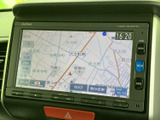 見やすい地図表示で、初めての道でも安心。渋滞情報もリアルタイムで確認でき、スムーズな移動をサポートします。長距離ドライブにも最適です。