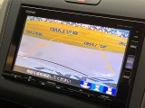 【バックカメラ】駐車時に後方がリアルタイム映像で確認できます。大型商業施設や立体駐車場での駐車時や、夜間のバック時に大活躍!運転スキルに関わらず、今や必須となった装備のひとつです!