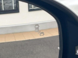 【ブラインドスポットインフォメーション】走行中、ドアミラーの死角になりやすい箇所に後続車が接近するとサイドミラー付近に警告を表示、ドライバーに注意喚起をしてくれます。