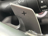 【パドルシフト】ハンドルから手を離さずに素早くシフトアップ&ダウンができるので、エンジンブレーキを使う下り坂や高速道路の合流で加速したい場面で役立ちます。