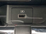 シフトノブ前方にUSB充電端子を装備しております。