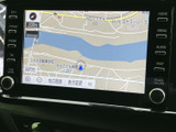 見やすい地図表示で、目的地までスムーズに案内。運転に集中できる、頼りになるナビゲーションシステムです。