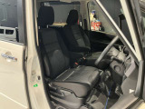 運転席まわりです。運転席からの視界が左右に広く隅々まではっきりと見渡せます!クルマの前端も把握しやすく安心して運転できます!