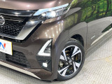 【LEDヘッドライト】悪天候や夜間走行時も良好な視界を確保し安心して運転できる高輝度LEDヘッドライトを装備!点灯速度が早く、消費電力も抑えられています。