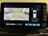 リバースギアに入れるだけで後方の表示へ切り替わります。夜間や雨の日の駐車も楽になりますよ。