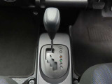 フロアシフトのCVTオートマチック車です。