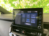 目的地への道案内をスムーズに行えるナビゲーションシステム。運転に集中しながら、快適なドライブをサポートします。情報表示も大きく見やすい設計です。