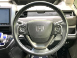 インテリアに合わせたデザインのステアリングは、運転される方のことも考え、運転しやすい形状、大きさです。是非一度、実際に触ってお確かめください。
