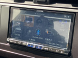 高精細な画面で、様々なメディアを楽しめます。CDやSD、Bluetooth接続など、多彩な入力に対応し、快適なドライブをサポートします。